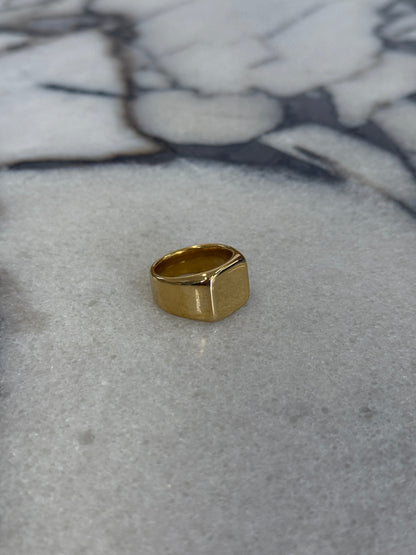 Bold Signet Ring Gold